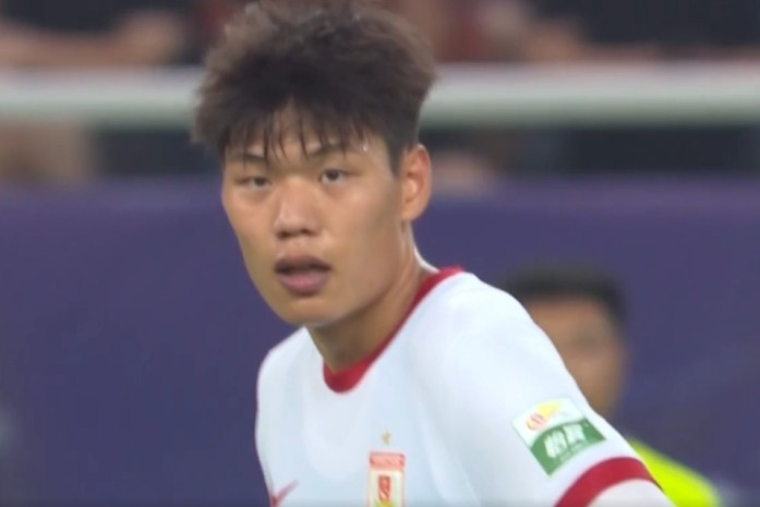 媒体人：虽然铁人对贺一然求贤若渴，但现在最接近他的是泰山