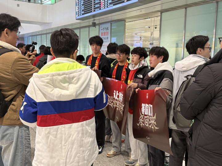 U23国足将于下午落地大兴机场，大量球迷现场迎接将士们凯旋