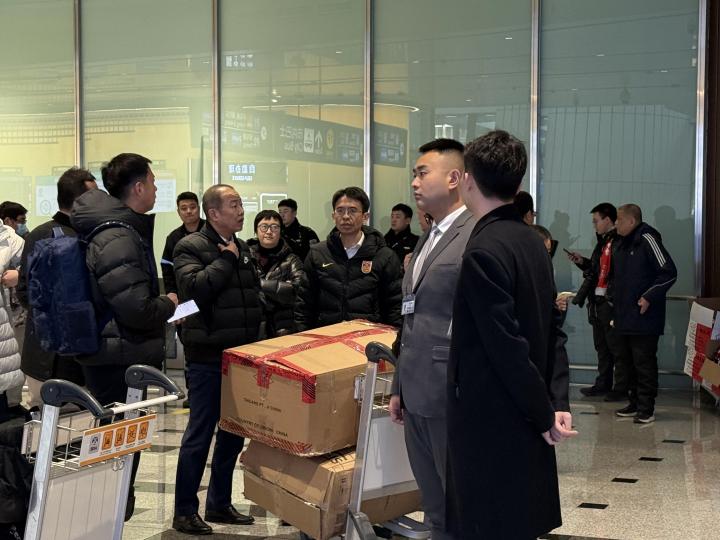 U23国足球员尚未走出出口，中国足协秘书长袁永清已在门口等候