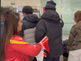 现场发国旗，龙之队球迷：想让将士们一出机场就有回家的感觉