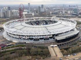 西汉姆联球迷因横幅被取消入场资格引发争议