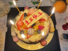 生日快乐还是带着自己的小电瓶祝自
