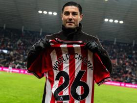 桑德兰铁杆球迷凯利圆梦：赢得拳击世界冠军金腰带