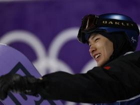 米兰冬奥会单板滑雪资格赛：苏翊鸣首跳摔倒，逆袭进决赛