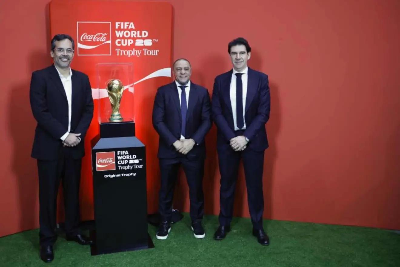 世界杯奖杯巡回展览来到伯纳乌，罗伯托-卡洛斯出席仪式