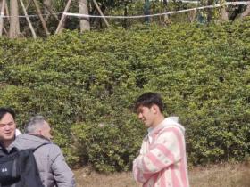 来咯来咯，他来咯拜天拜地，拜合拉