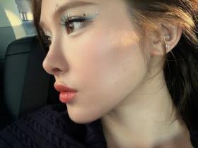 吴艳妮小露性感腹肌迷人：普通的日子也会有说不清的快乐