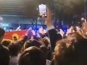 大批量皇马球迷在伯纳乌球场外高唱法西斯歌曲，并行纳粹礼