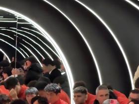 梅伦多和新助教坐在一起，不知道是