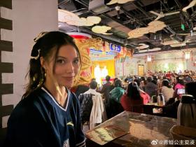 谷爱凌更新社媒晒近况，看德云社吃地地道道北京美食