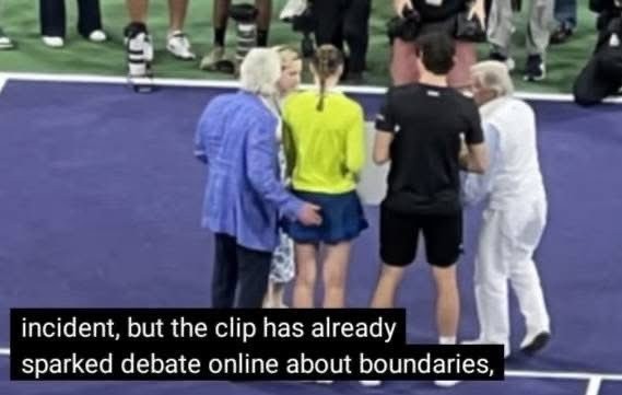 合影时被颁奖嘉宾搂腰，莱巴金娜当场推开对方手臂