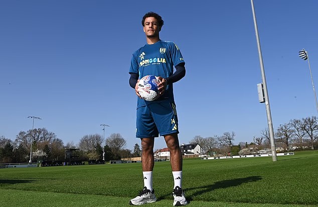 鲍勃：我15岁被瓜帅迷住了，他还打趣说我头发好看并想要一点