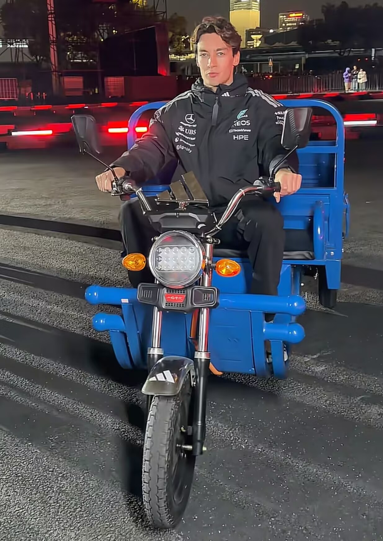 你这车保快吗？拉塞尔在活动中驾驶三轮车去接苏翊鸣