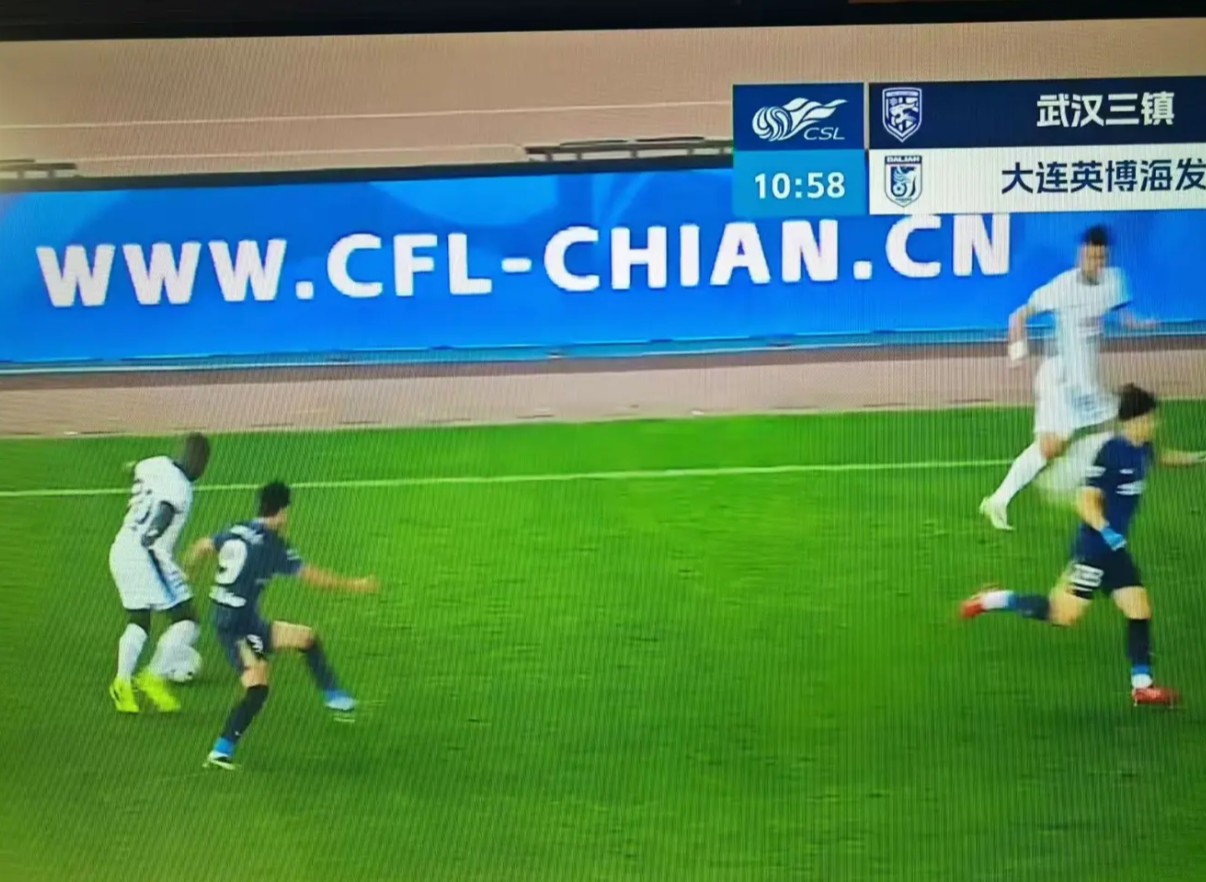 有些离谱，中超广告牌上中足联网址中的“CHINA”字样被拼错