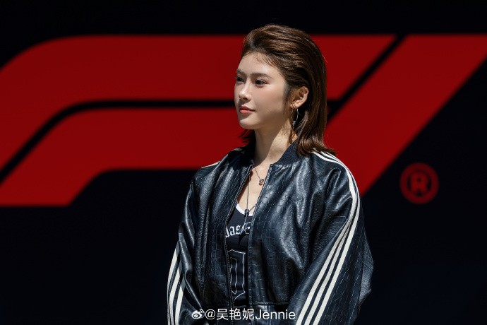 吴艳妮社媒：很荣幸为冲刺赛颁奖，小妮子领教了