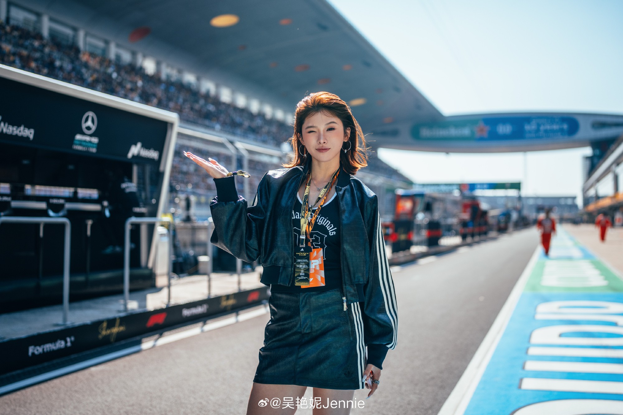 吴艳妮晒图：F1初体验，见证地面上的最快速度！