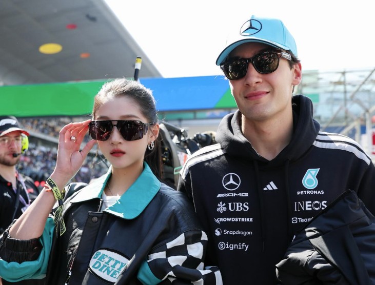 关晓彤作为嘉宾出席F1，并晒出自己挥旗以及和拉塞尔的合照