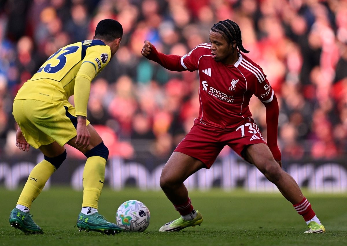 自有统计以来，恩古莫哈是英超单场完成7次过人最年轻的球员