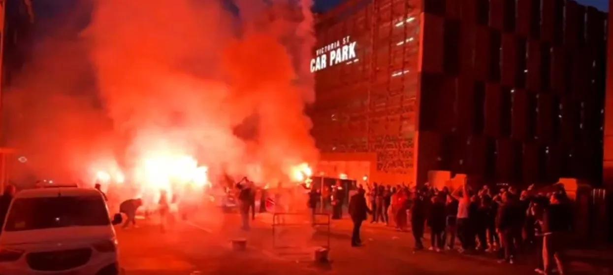 开始炸街，大量加拉塔萨雷球迷在利物浦街头燃放焰火